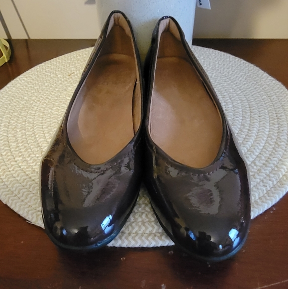 Beautiful Naturalizer Brown Patent Leather Flats - Picture 5 of 9